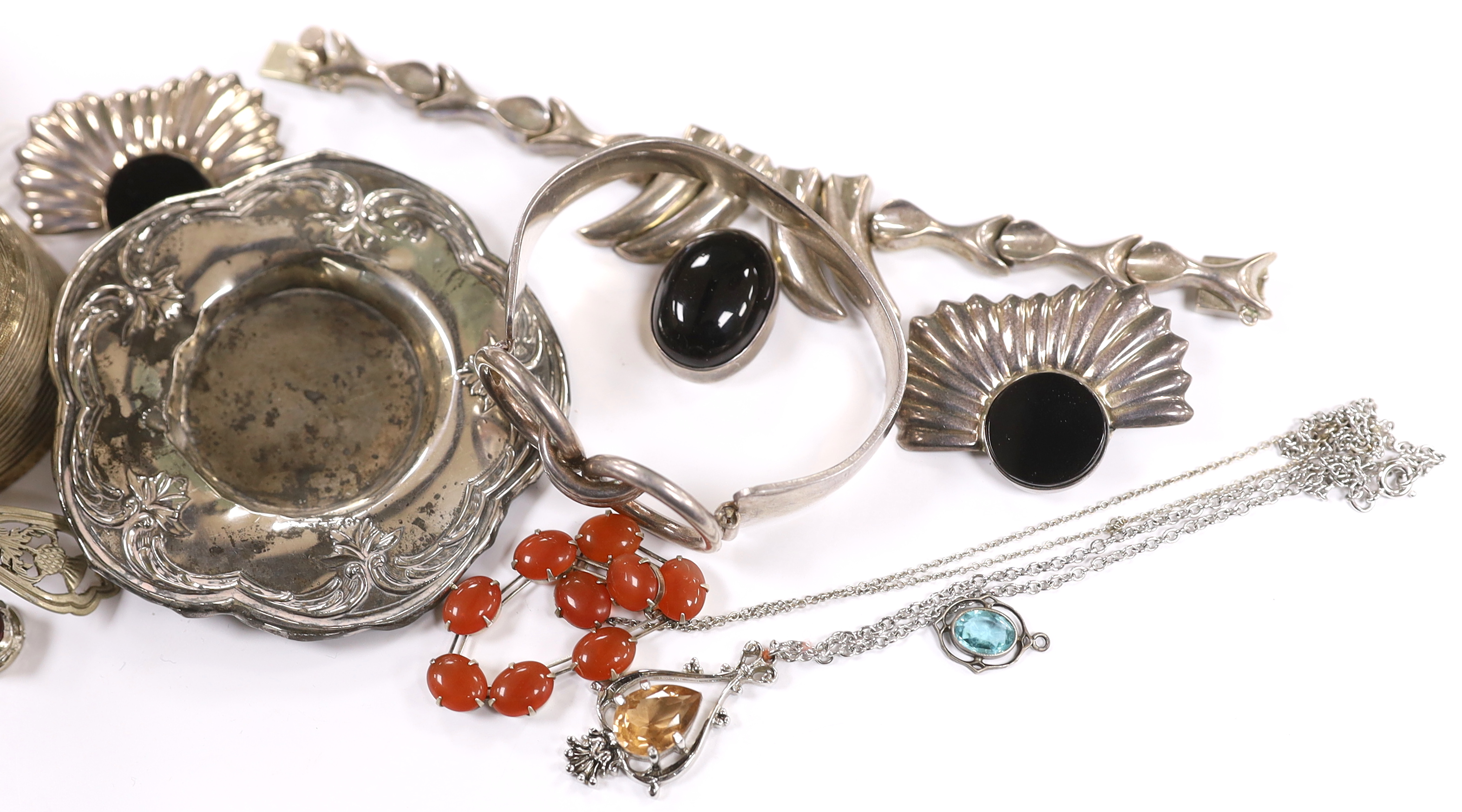 A small group of sterling or white metal jewellery, including a sterling bangle, together with a George III reeded silver mustard pot, London, 1802, silver vesta case and a silver ladle.